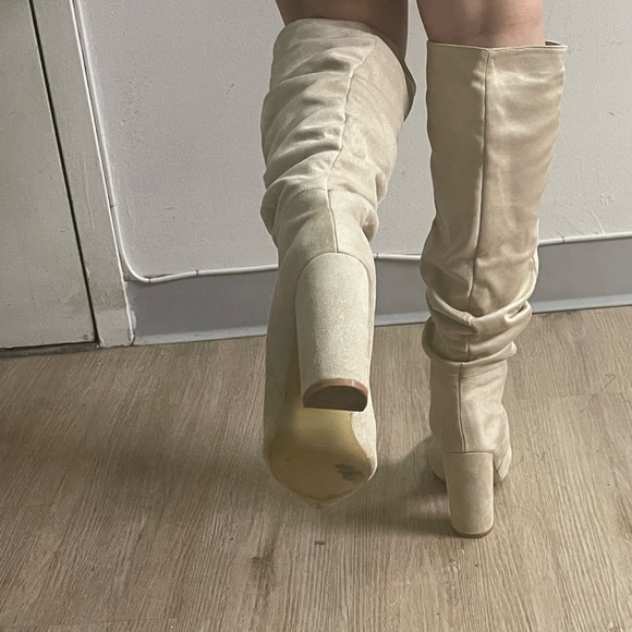 High heel knee length boots . Pull on . - Picture 4 of 4